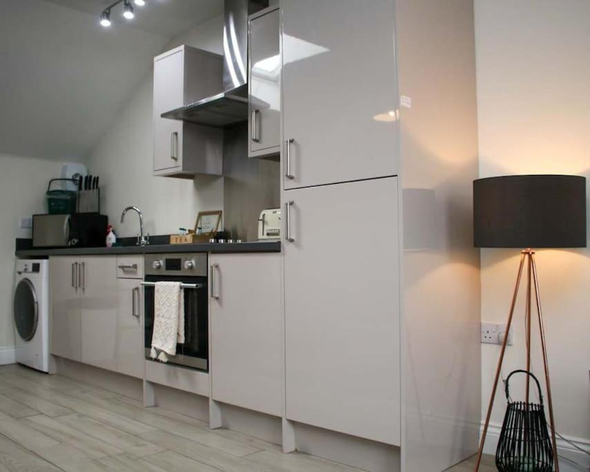 Luxe Living Guest House-Sleeps 6-Private Parking-Free Wifi-Beach-City Swansea Exterior foto